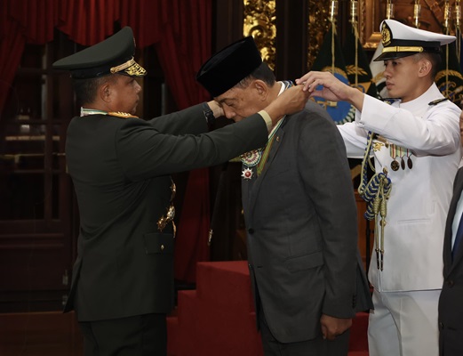 Panglima TNI Sematkan Bintang Yudha Dharma Utama kepada Menhan RI Sjafrie Sjamsoeddin
